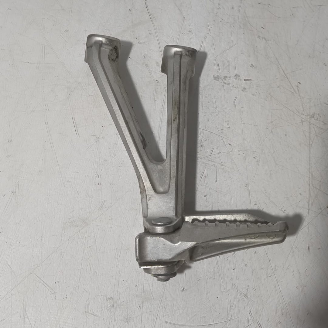 Estribera de pasajero lado izquierdo Honda CBR 650 RA 2022