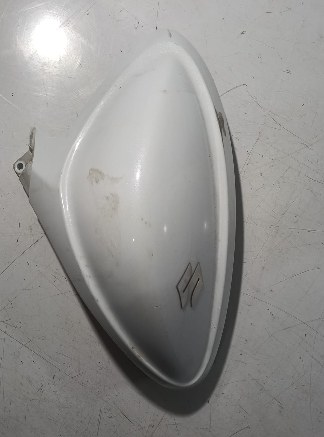 Tapa de depósito lado derecho Suzuki Gladius 650 2012