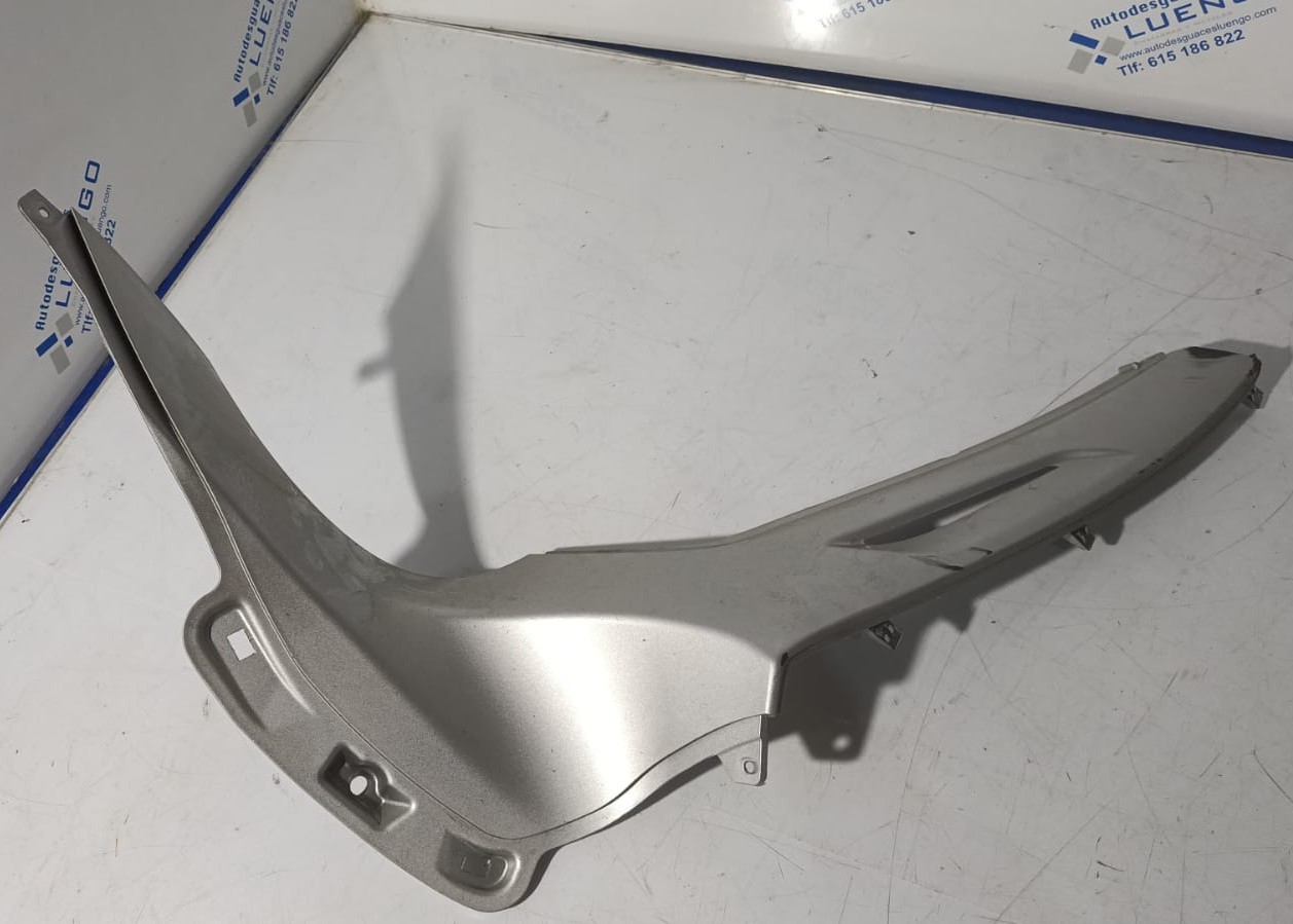 Tapa de contraescudo lado derecho Piaggio Beverly 300 2021