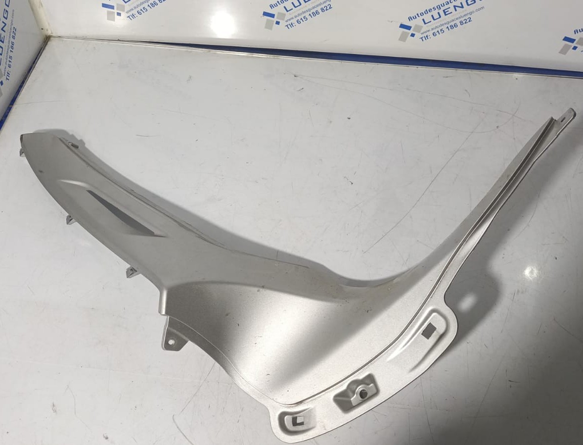 Tapa de contraescudo lado izquierdo Piaggio Beverly 300 2021
