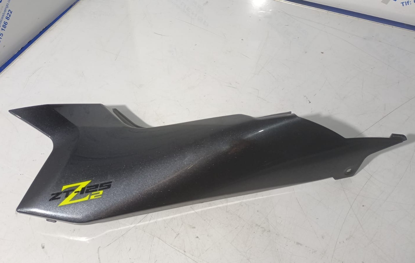 Tapa bajo asiento lado izquierdo Zontes ZTZ 125 2023
