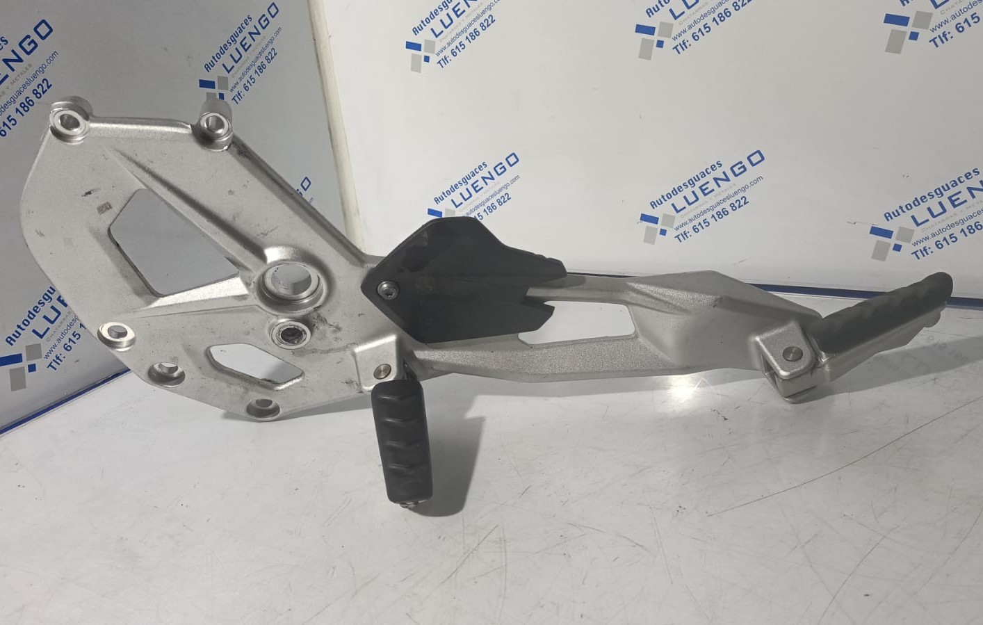 Soporte de estribera lado izquierdo BMW F900 R Sport 2023