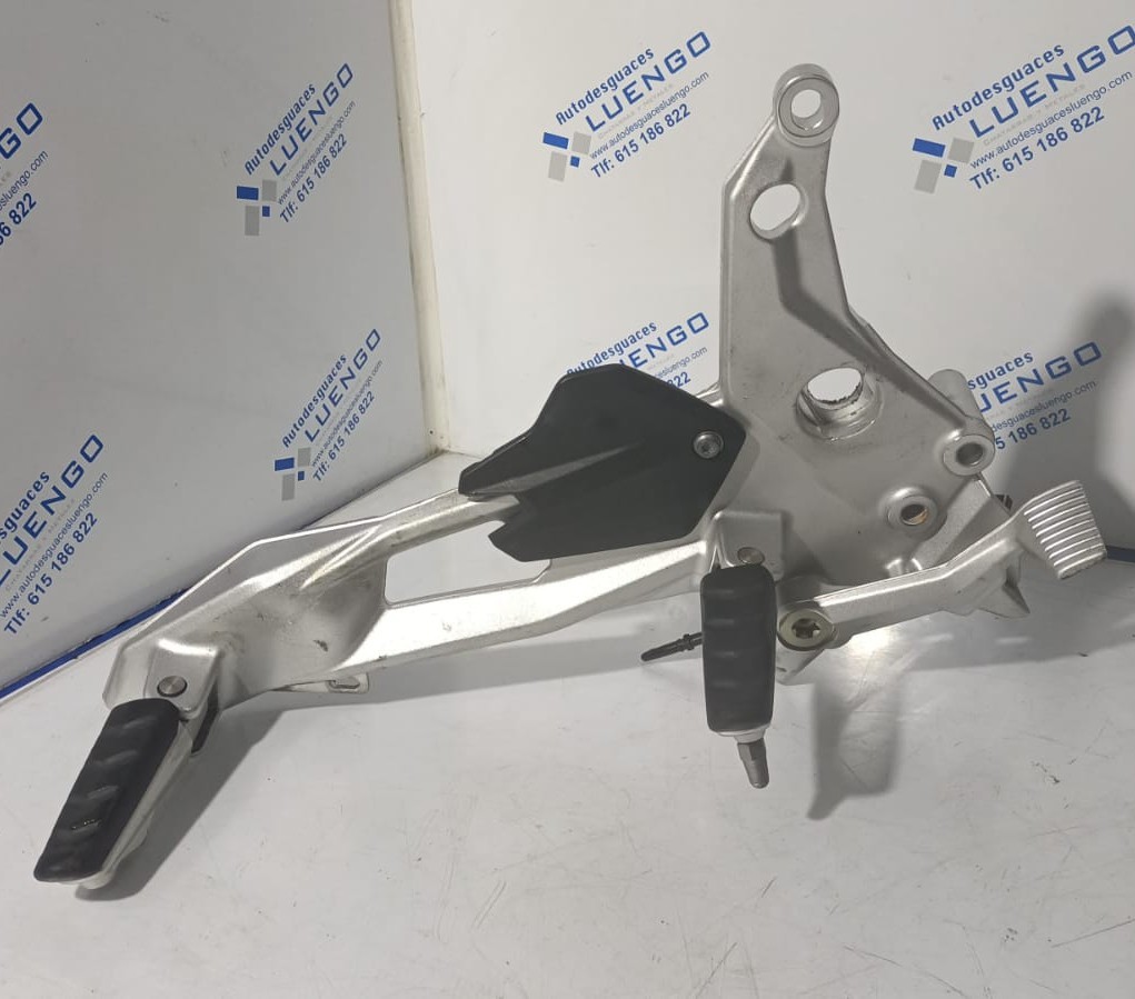 Soporte de estribera lado derecho BMW F900 R Sport 2023