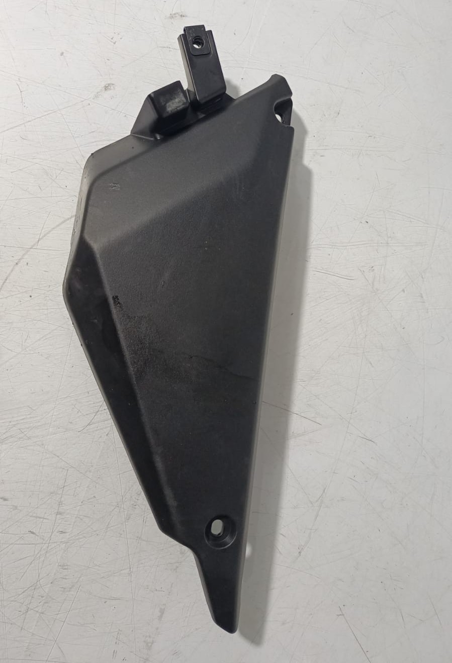 Tapa bajo asiento lado izquierdo Kawasaki Ninja 650 2024