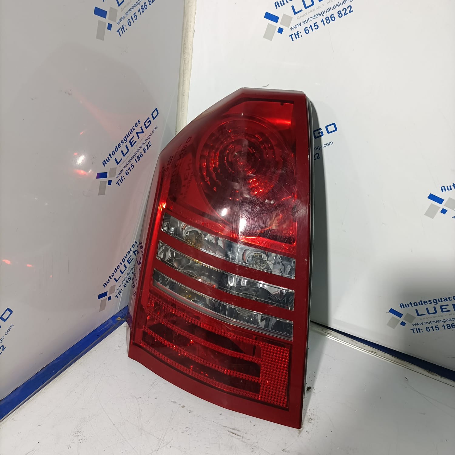 Piloto trasero izquierdo Chrysler 300 2004