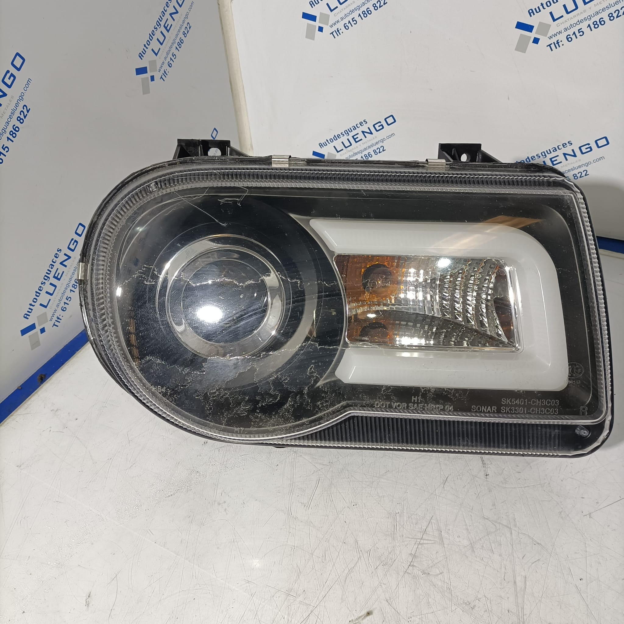 Faro delantero derecho Chrysler 300 2004