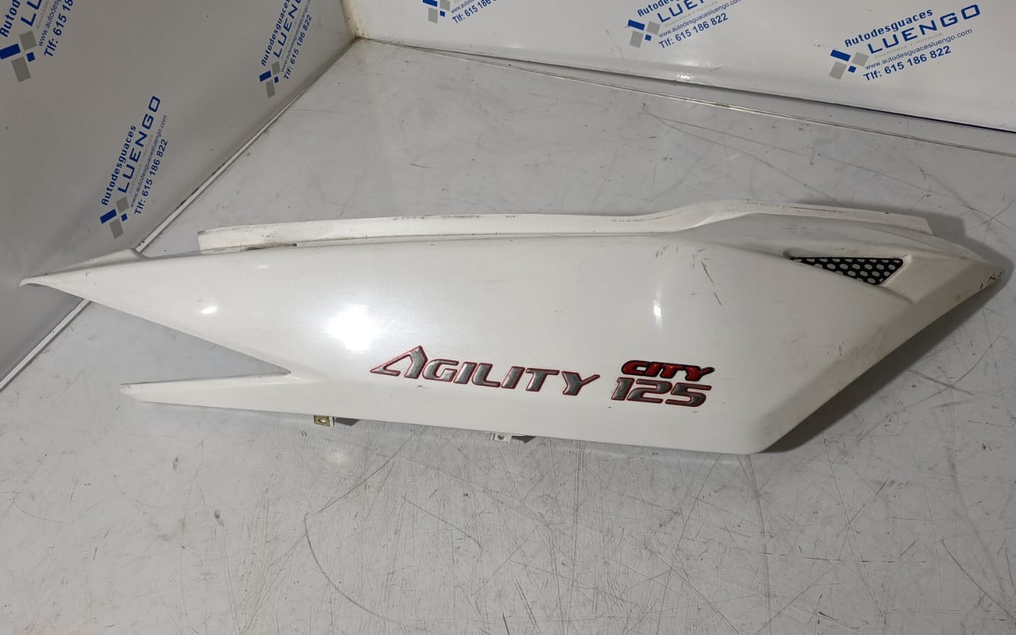 Lateral trasero derecho blanco Kymco Agility City 125 Carburación 2016