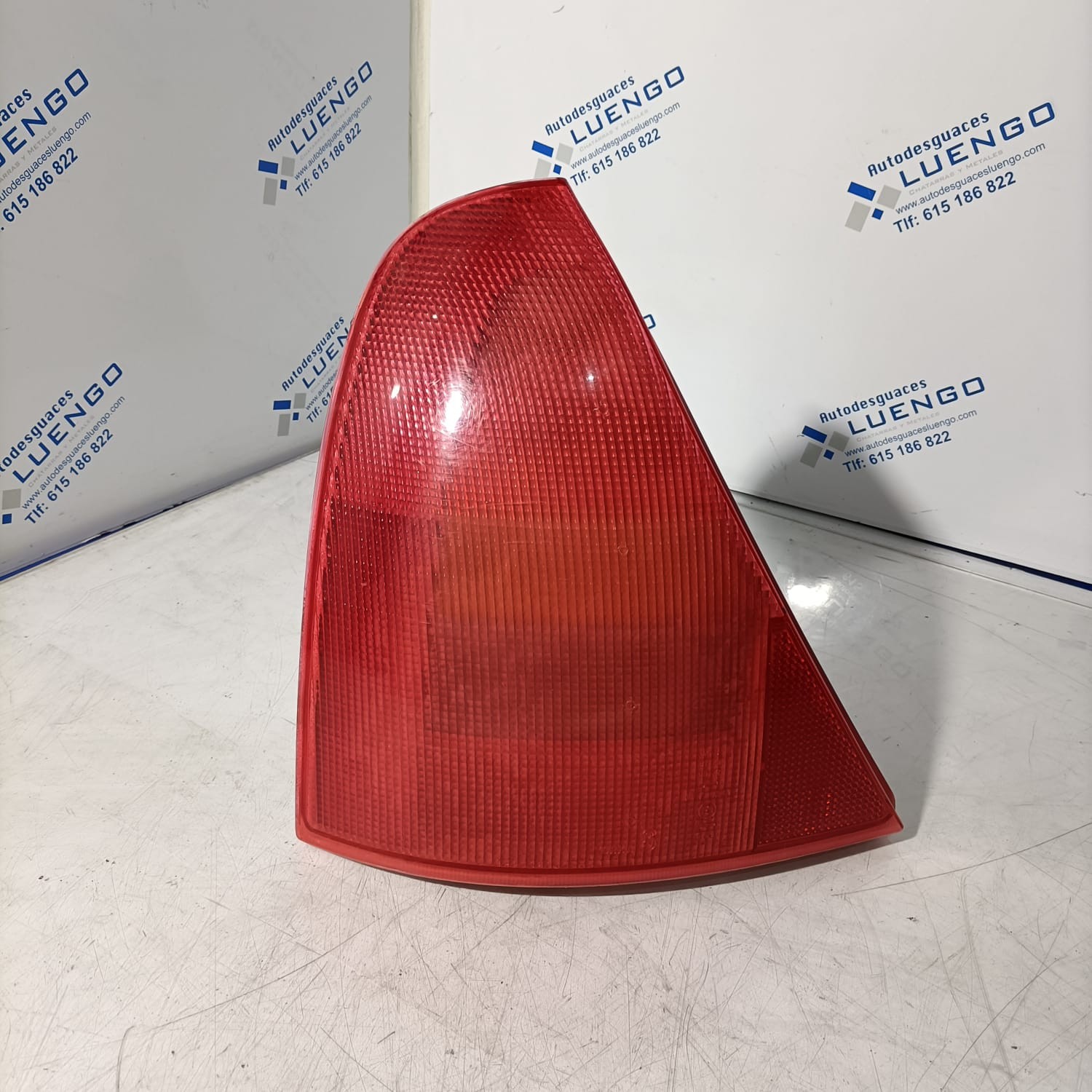 Piloto trasero izquierdo Renault Clio 2000