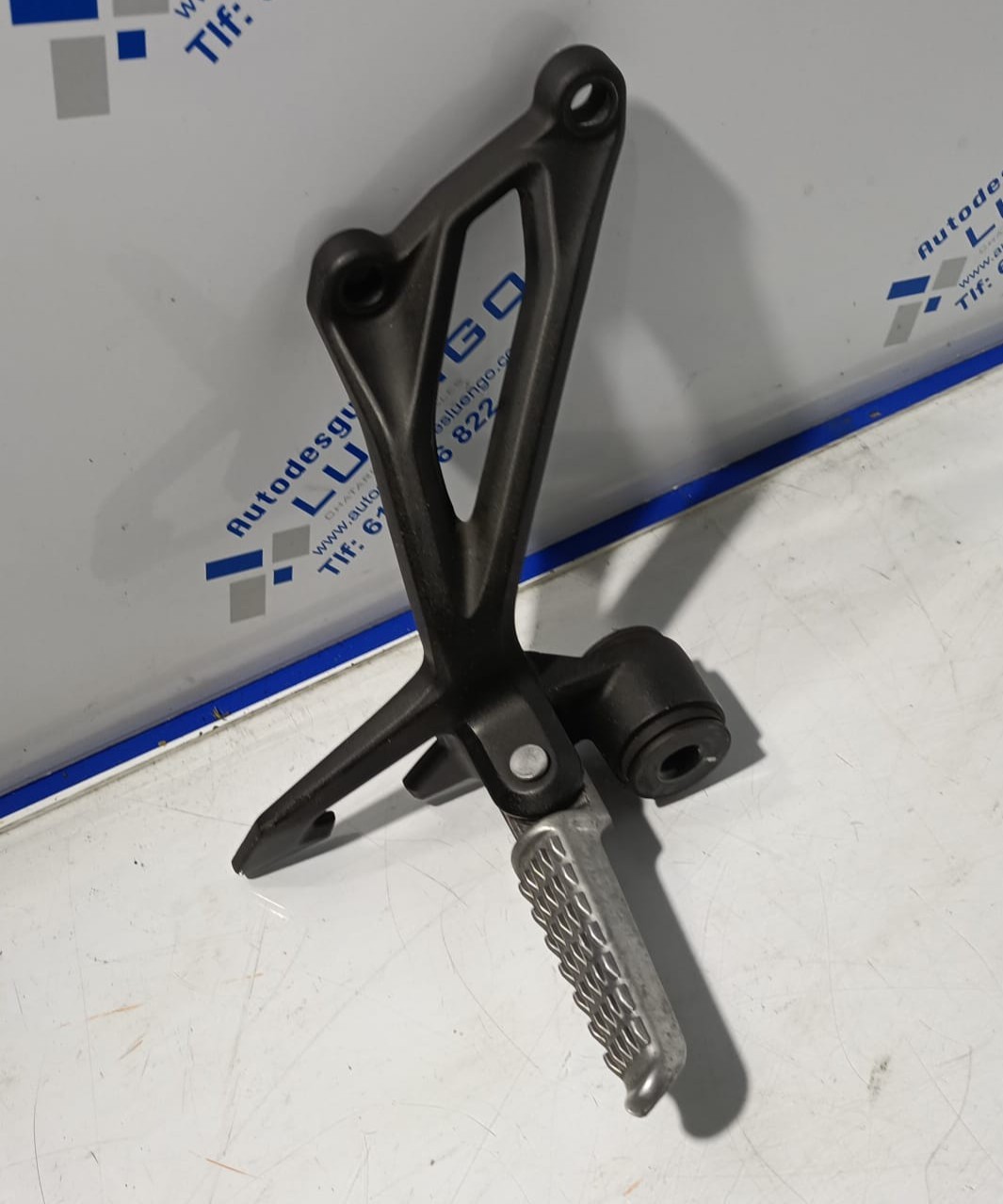 Estribera de pasajero lado derecho Kawasaki Z900 2022