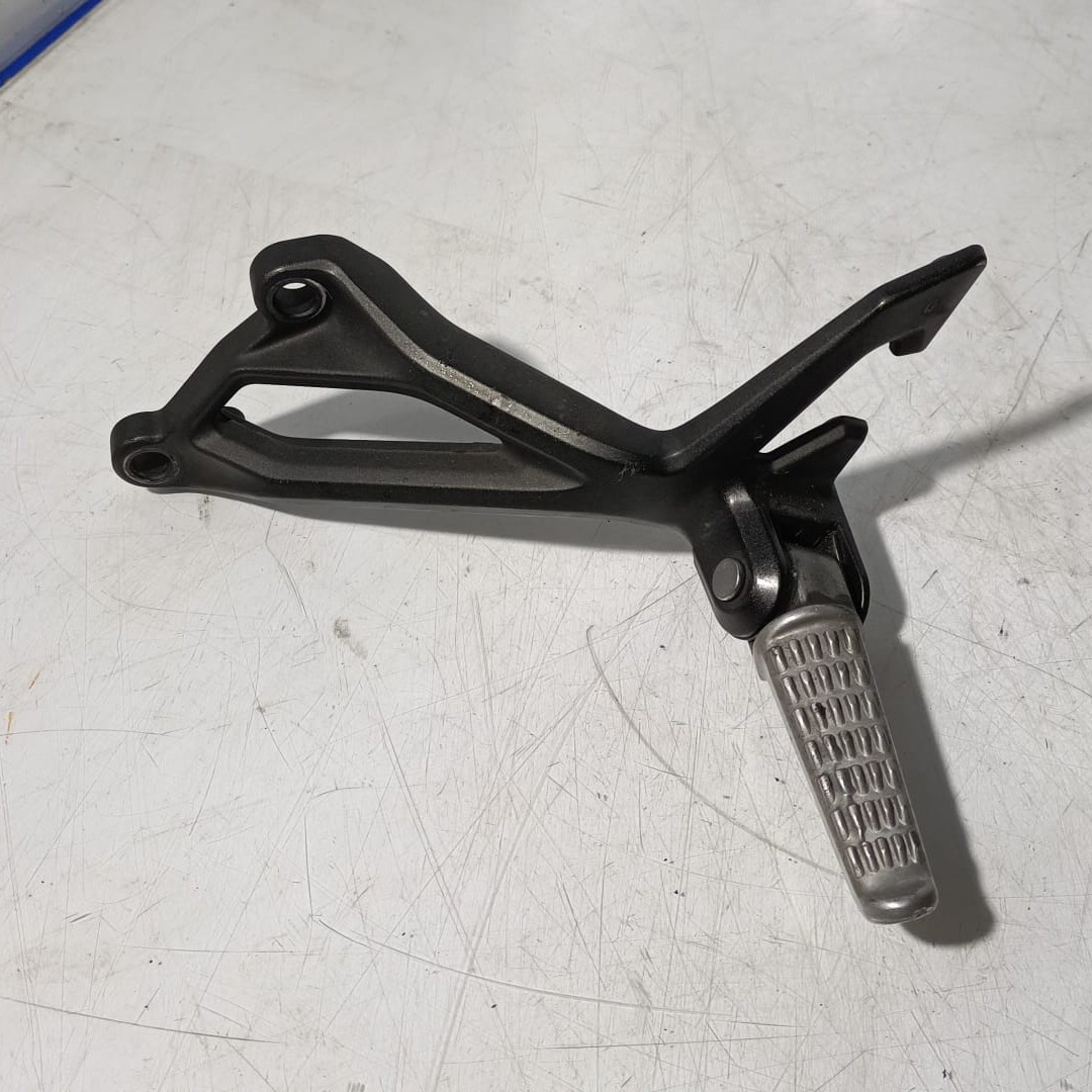 Estribera de pasajero lado izquierdo Kawasaki Z900 2022