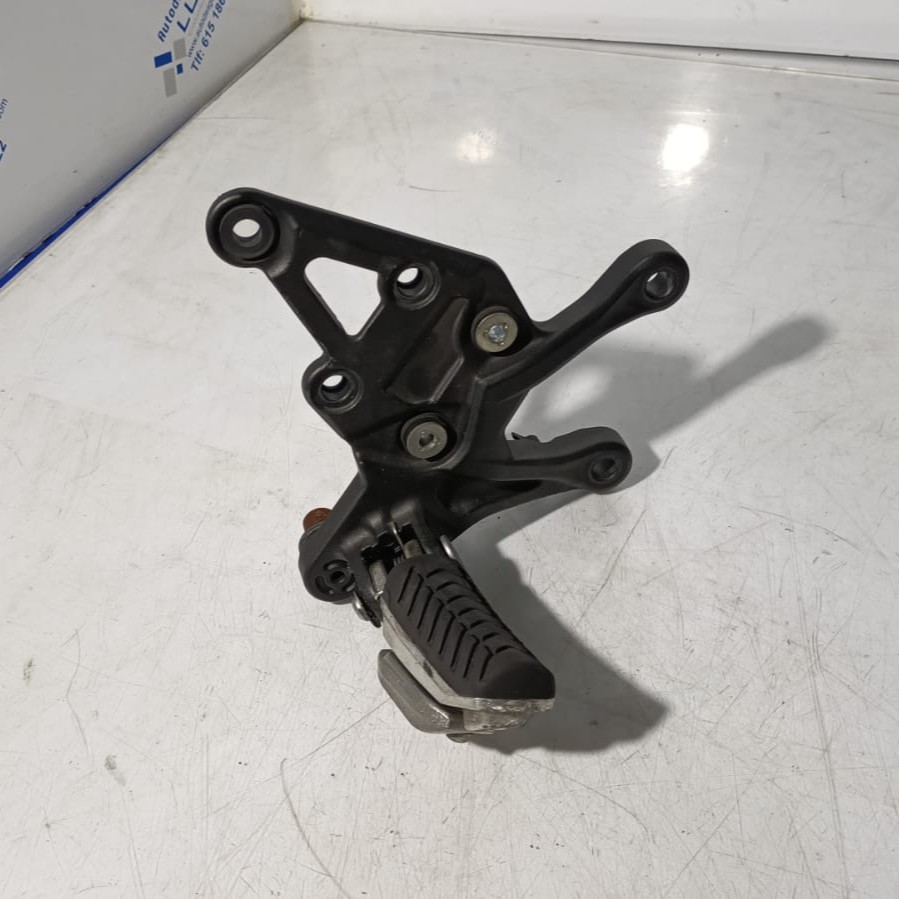Estribera derecha Kawasaki Z900 2022