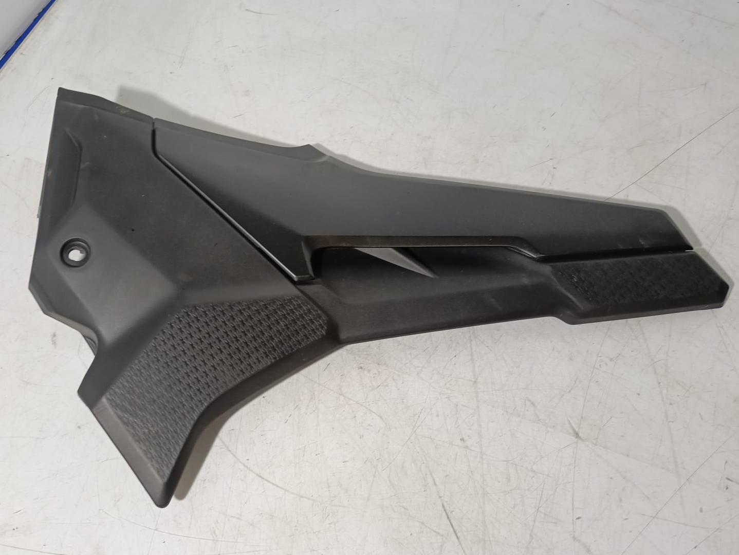 Lateral derecho bajo asiento Honda CB 500X 2022