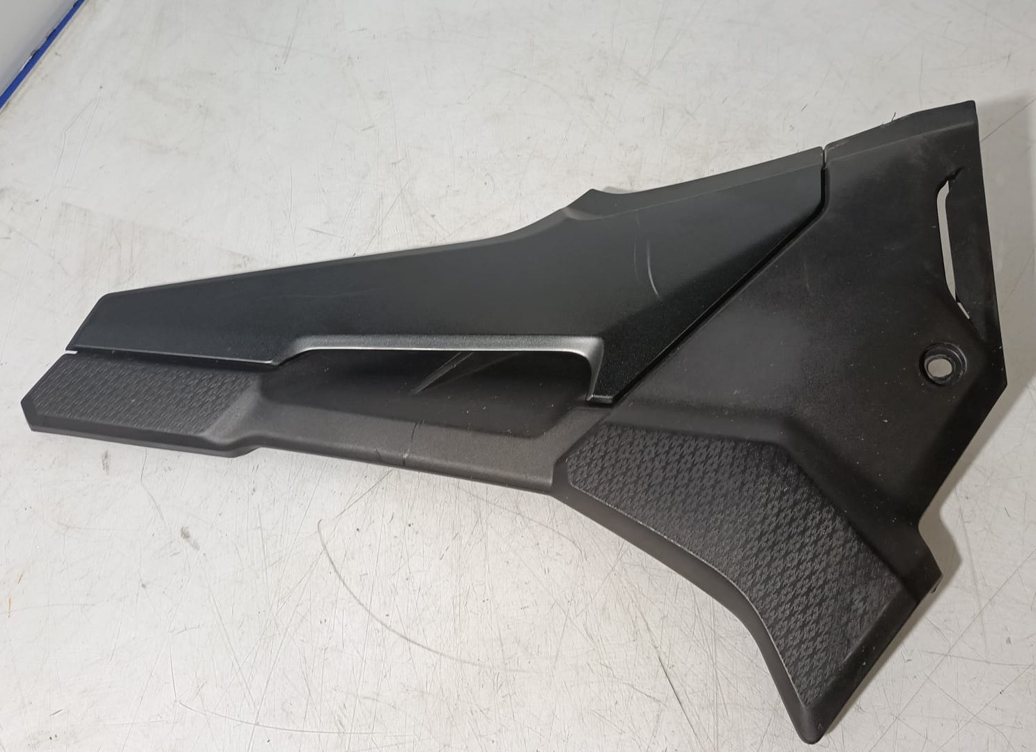 Lateral izquierdo bajo asiento Honda CB 500X 2022