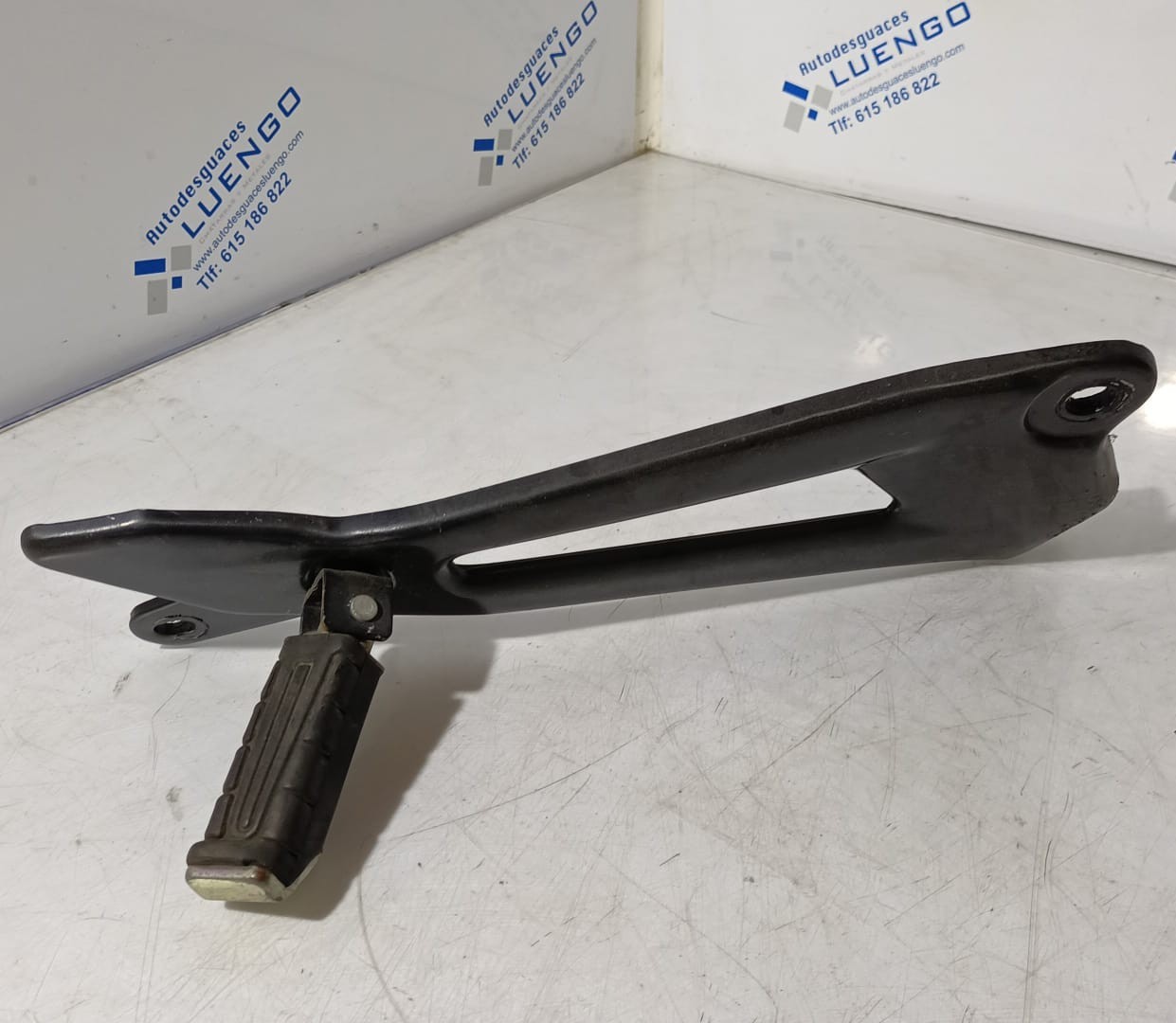 Estribera de pasajero lado derecho con soporte Yamaha YBR 125 2007