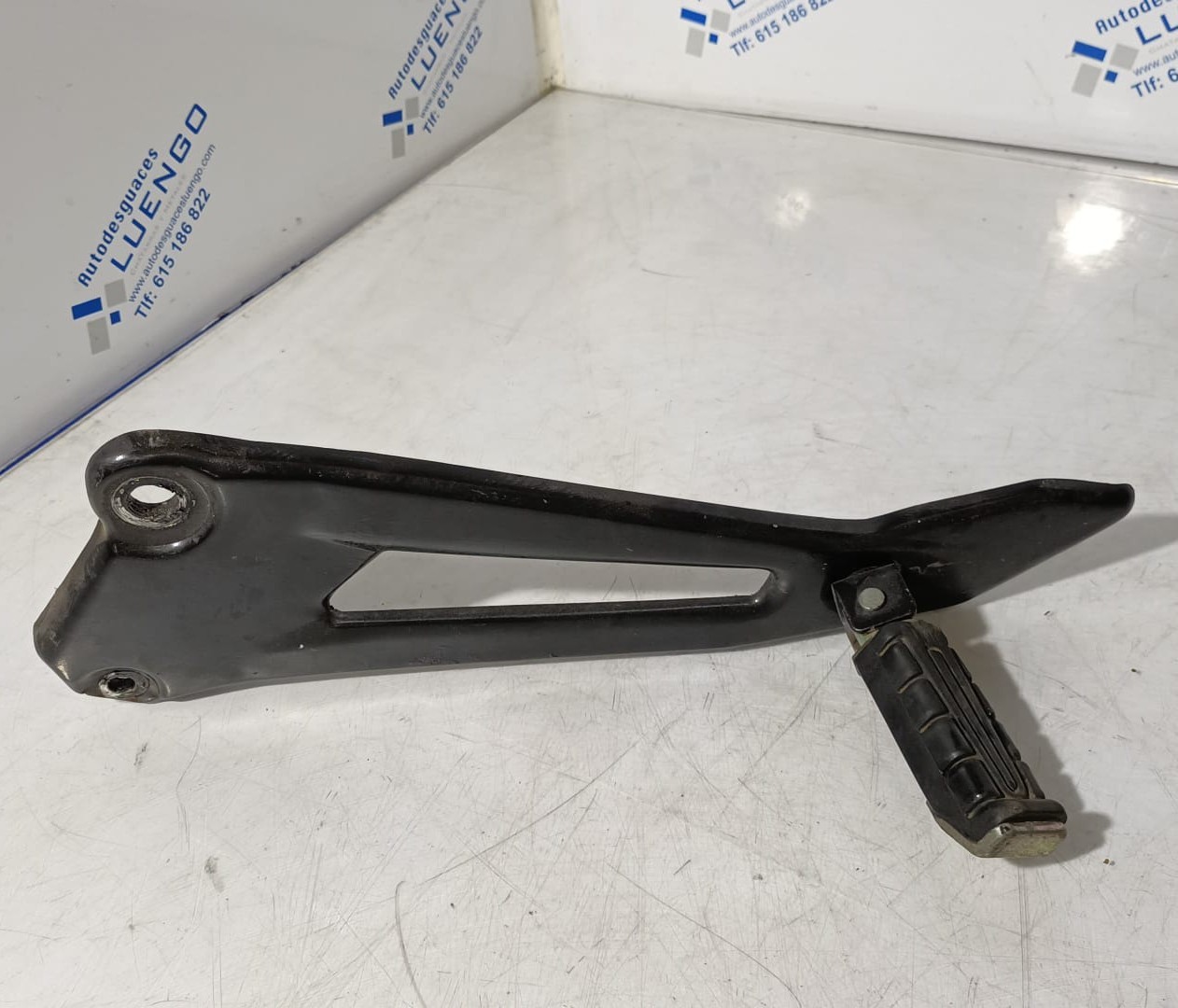 Estribera de pasajero lado izquierdo con soporte Yamaha YBR 125 2007