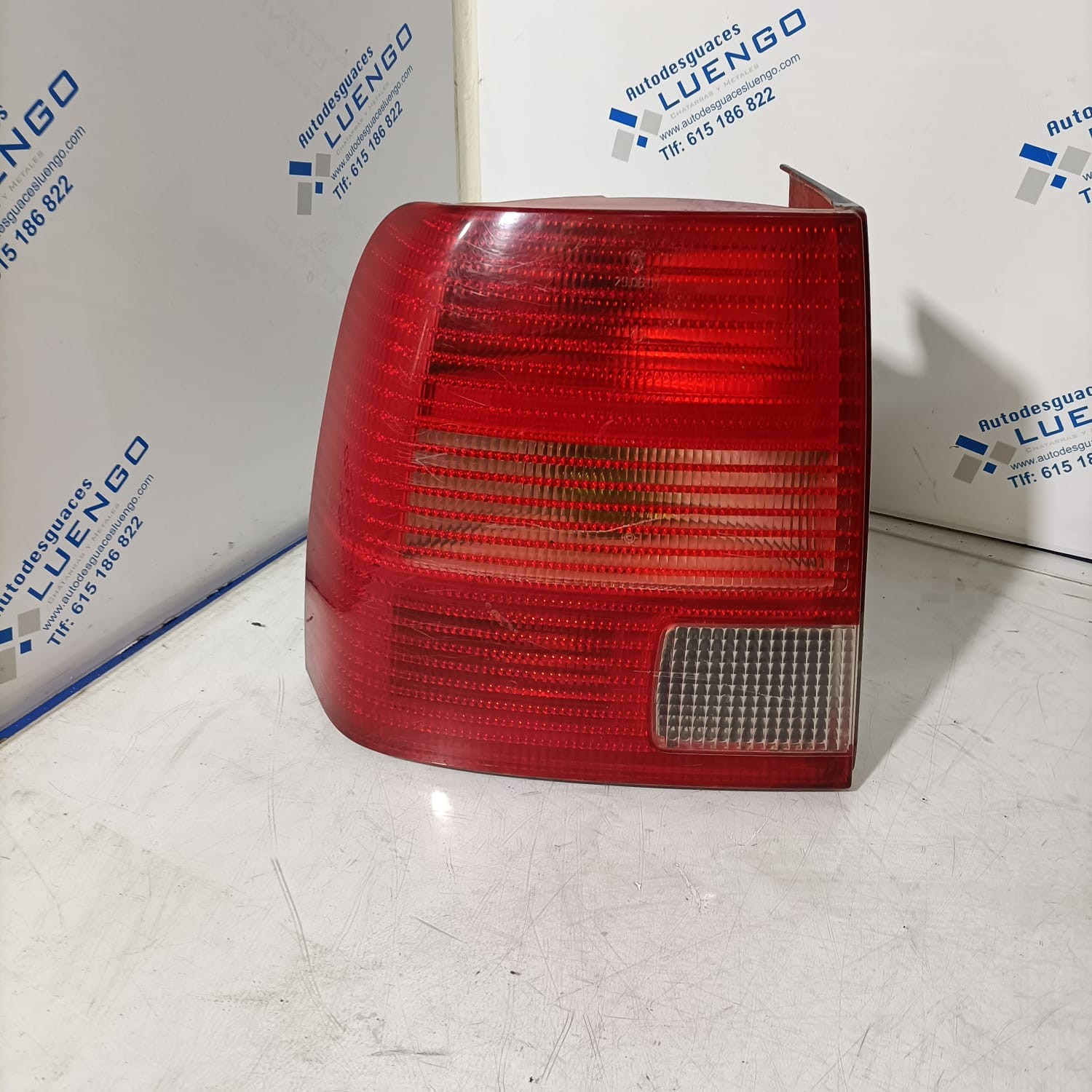 Piloto trasero izquierdo Volkswagen Passat 1999