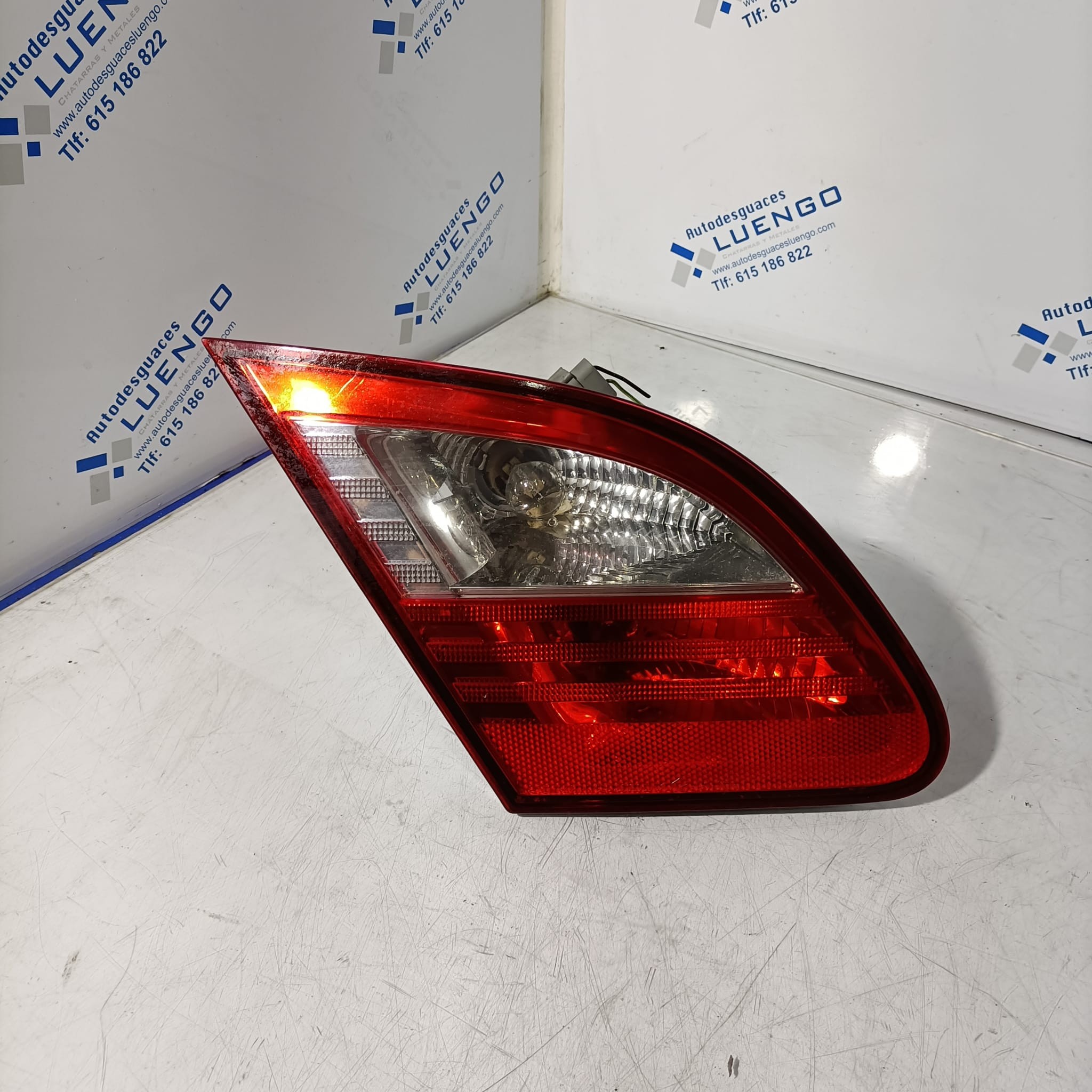 Piloto trasero izquierdo central Chrysler Sebring 2007