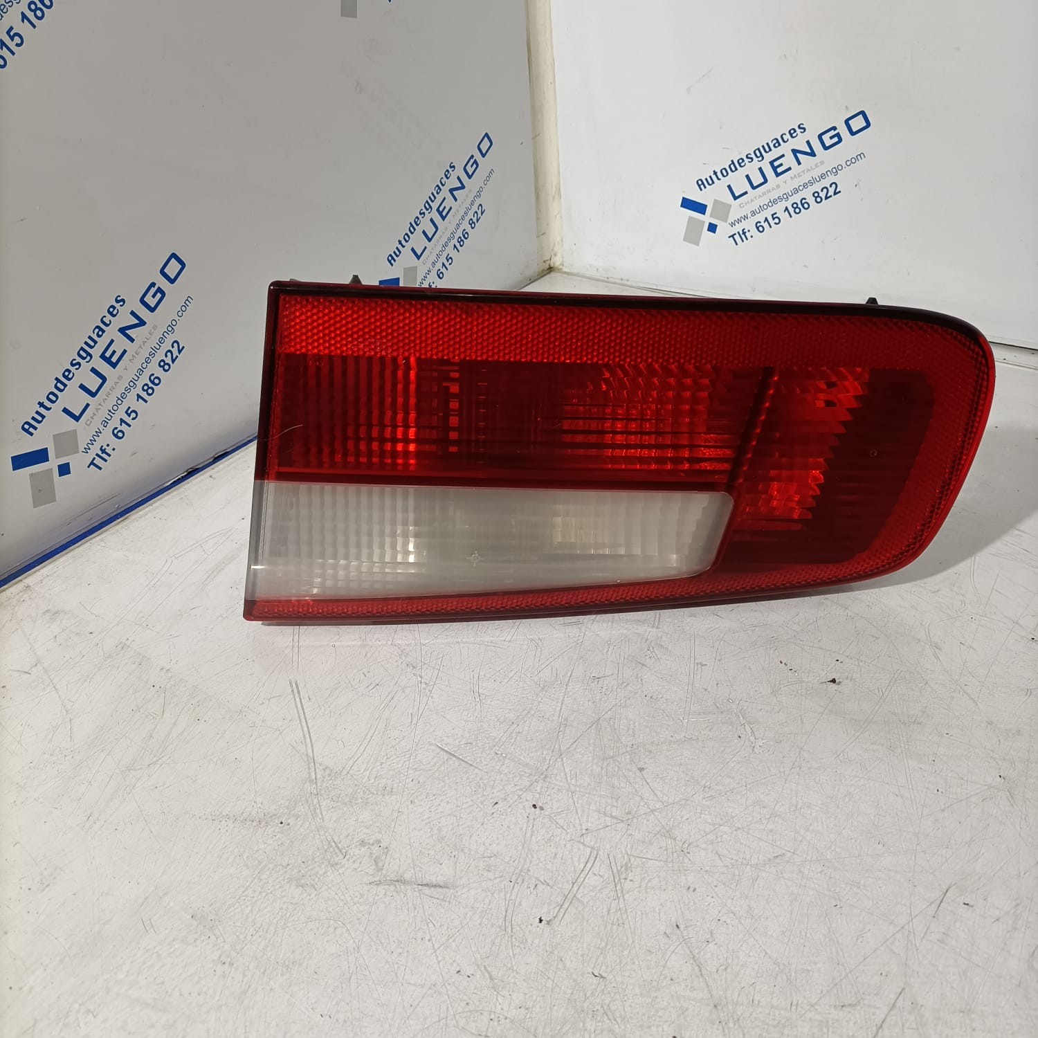 Piloto trasero derecho central Renault Laguna 2002
