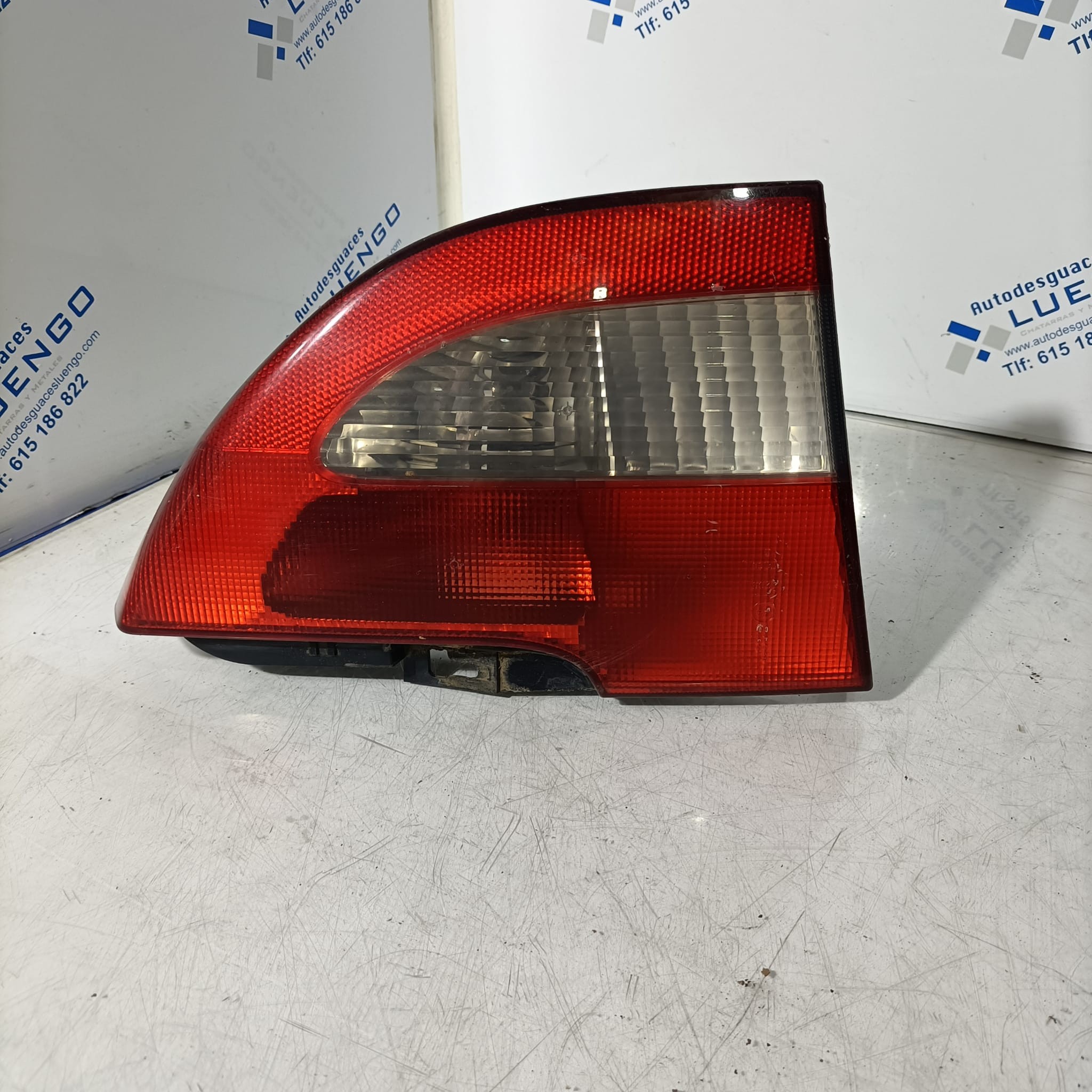 Piloto trasero izquierdo central Renault Megane 2005
