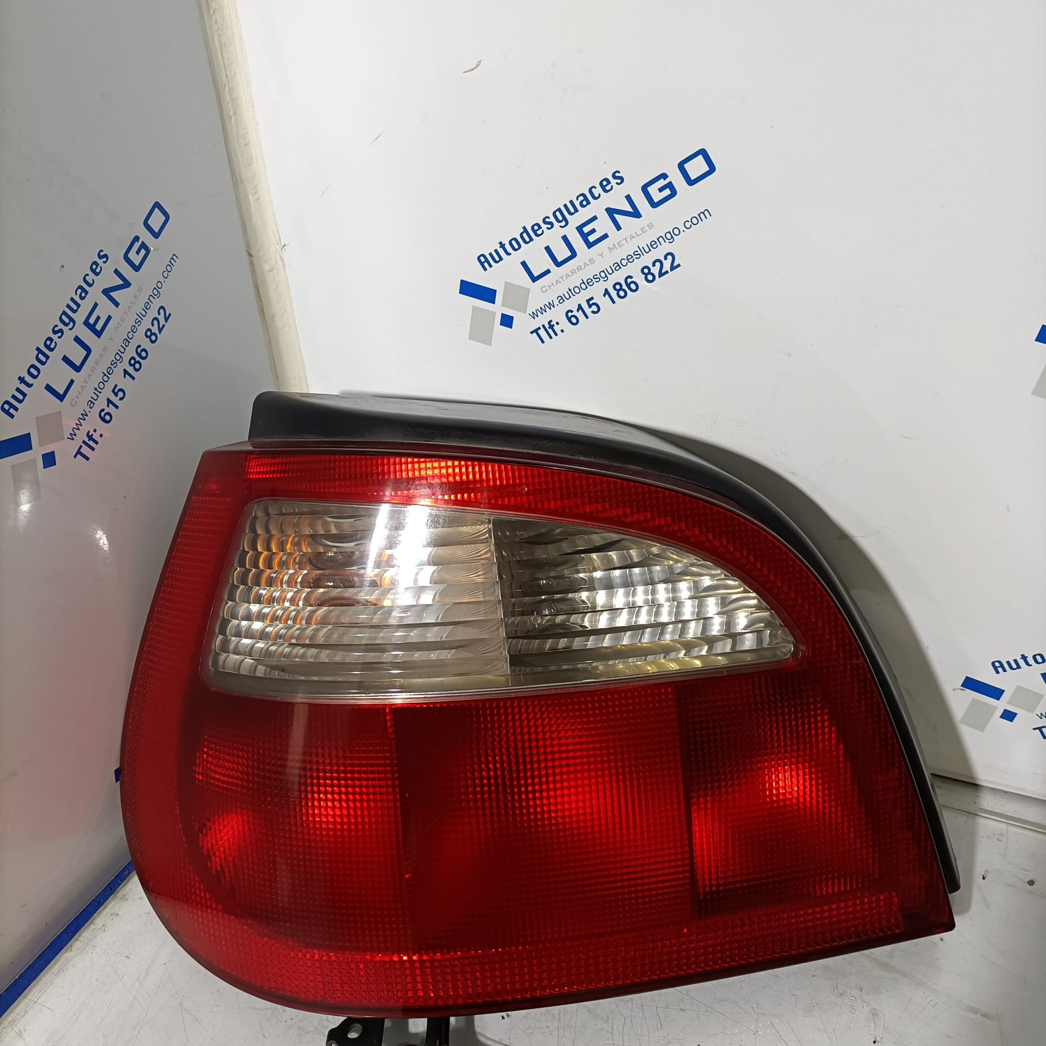 Piloto trasero izquierdo Renault Megane 2001