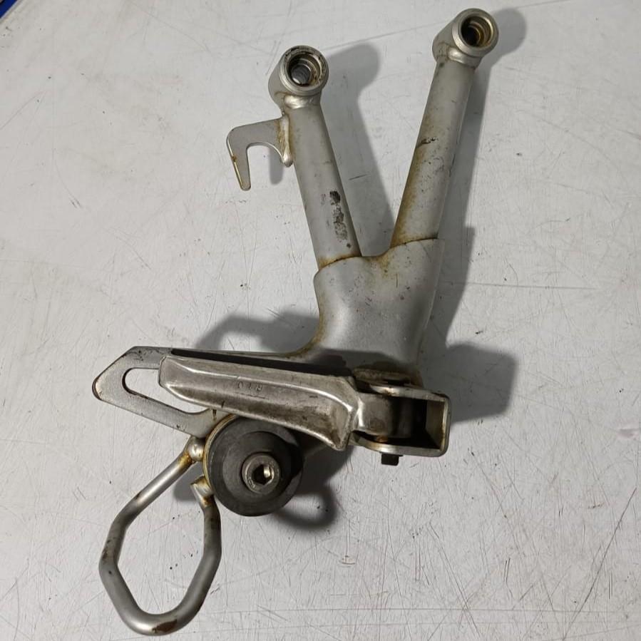 Soporte y estribera de pasajero lado derecho Suzuki Bandit 650 2006