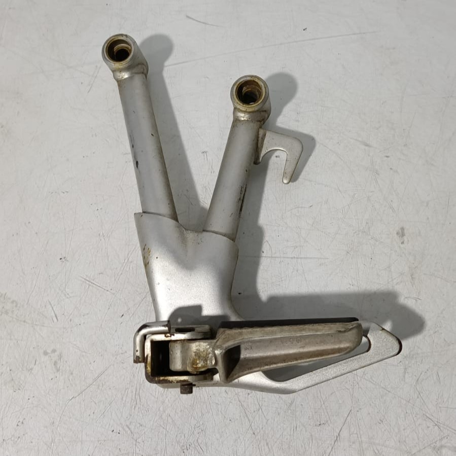 Soporte y estribera de pasajero lado izquierdo Suzuki Bandit 650 2006
