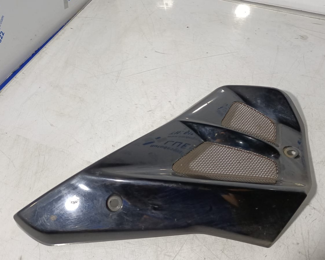 Tapa derecha de depósito Suzuki Bandit 650 2006