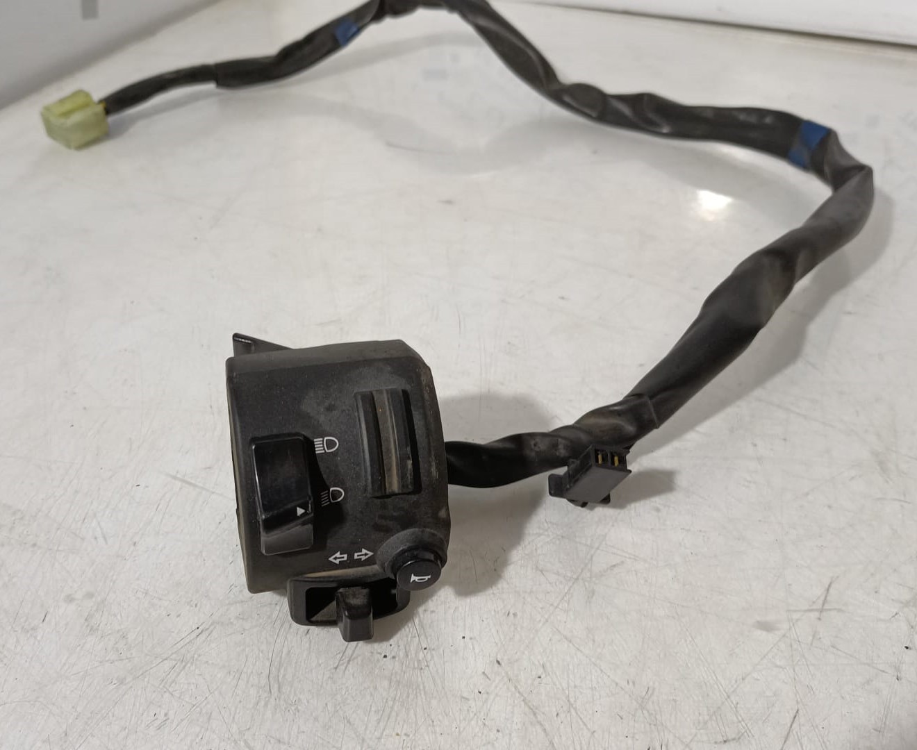 Piña luces lado izquierdo Yamaha MT 07 Tracer 2018
