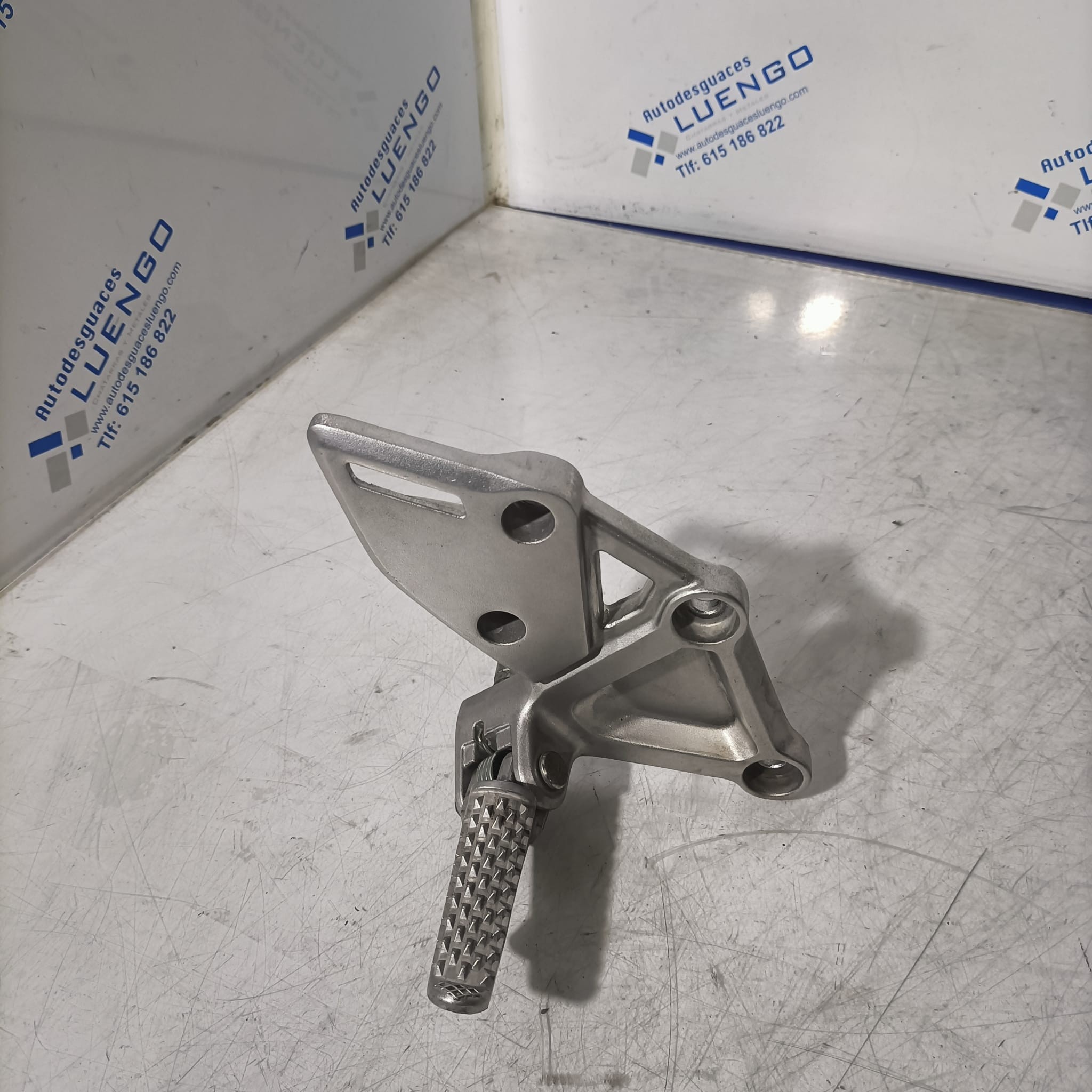 Soporte estribera lado derecho Honda CBR 650 R 35 KW 2021