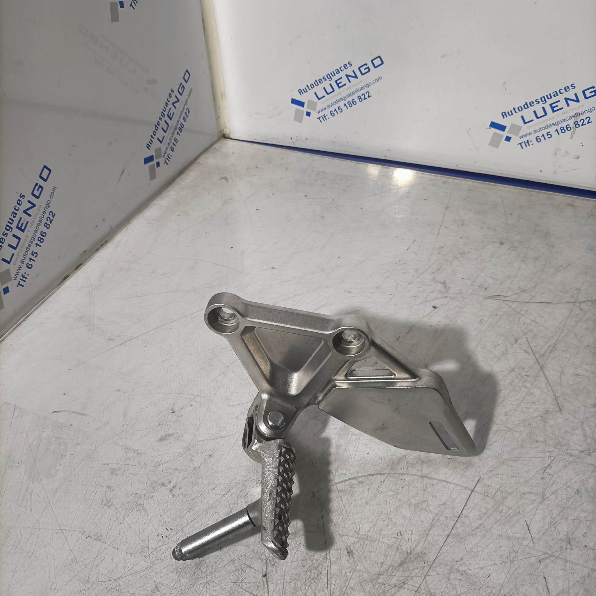 Soporte estribera lado izquierdo Honda CBR 650 R 35 KW 2021