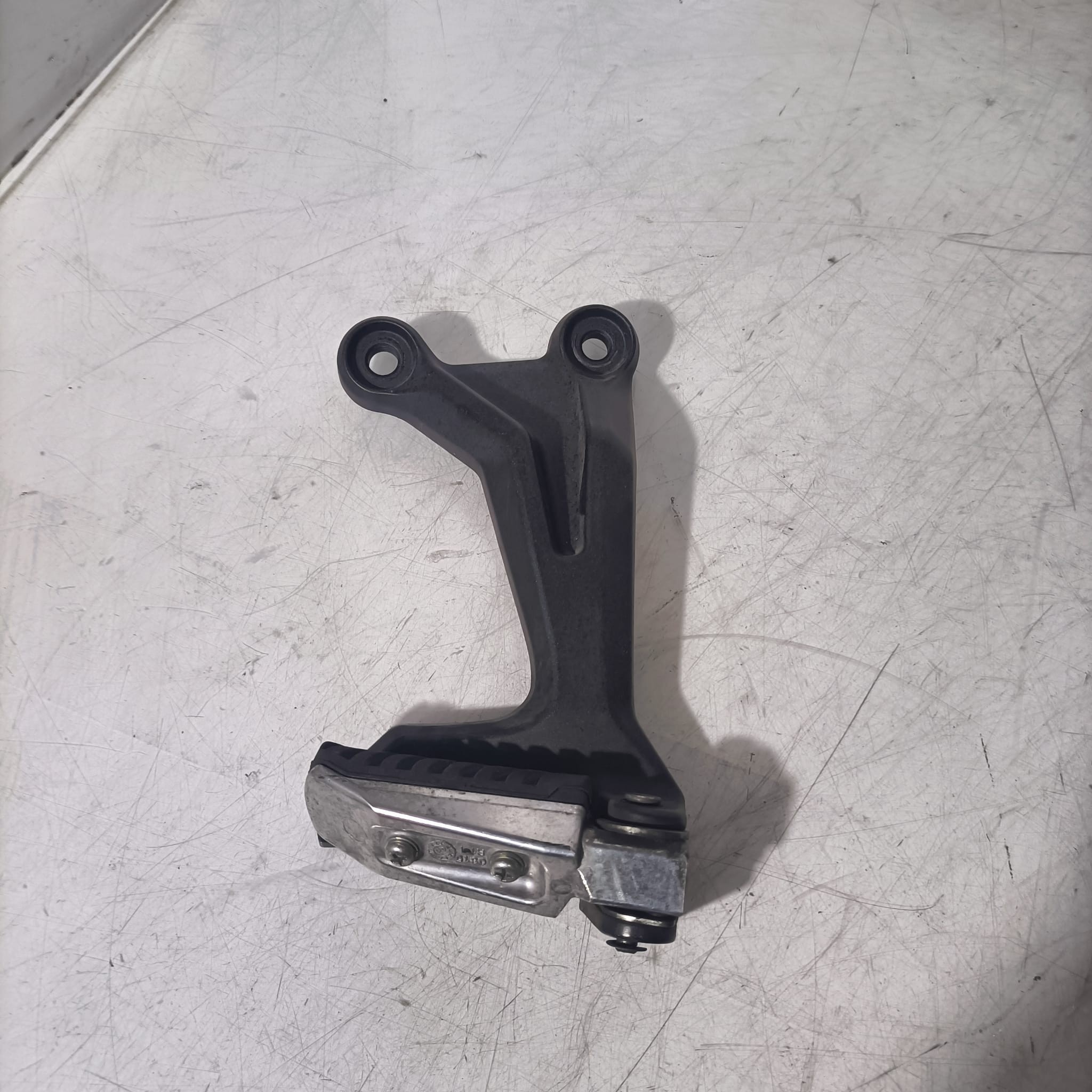 Estribera pasajero lado derecho Kawasaki Z650 2022