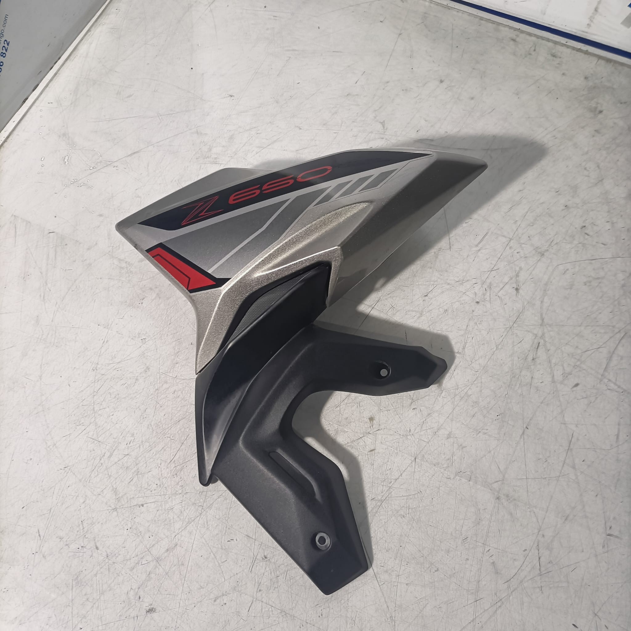 Frontal lado izquierdo Kawasaki Z650 2022