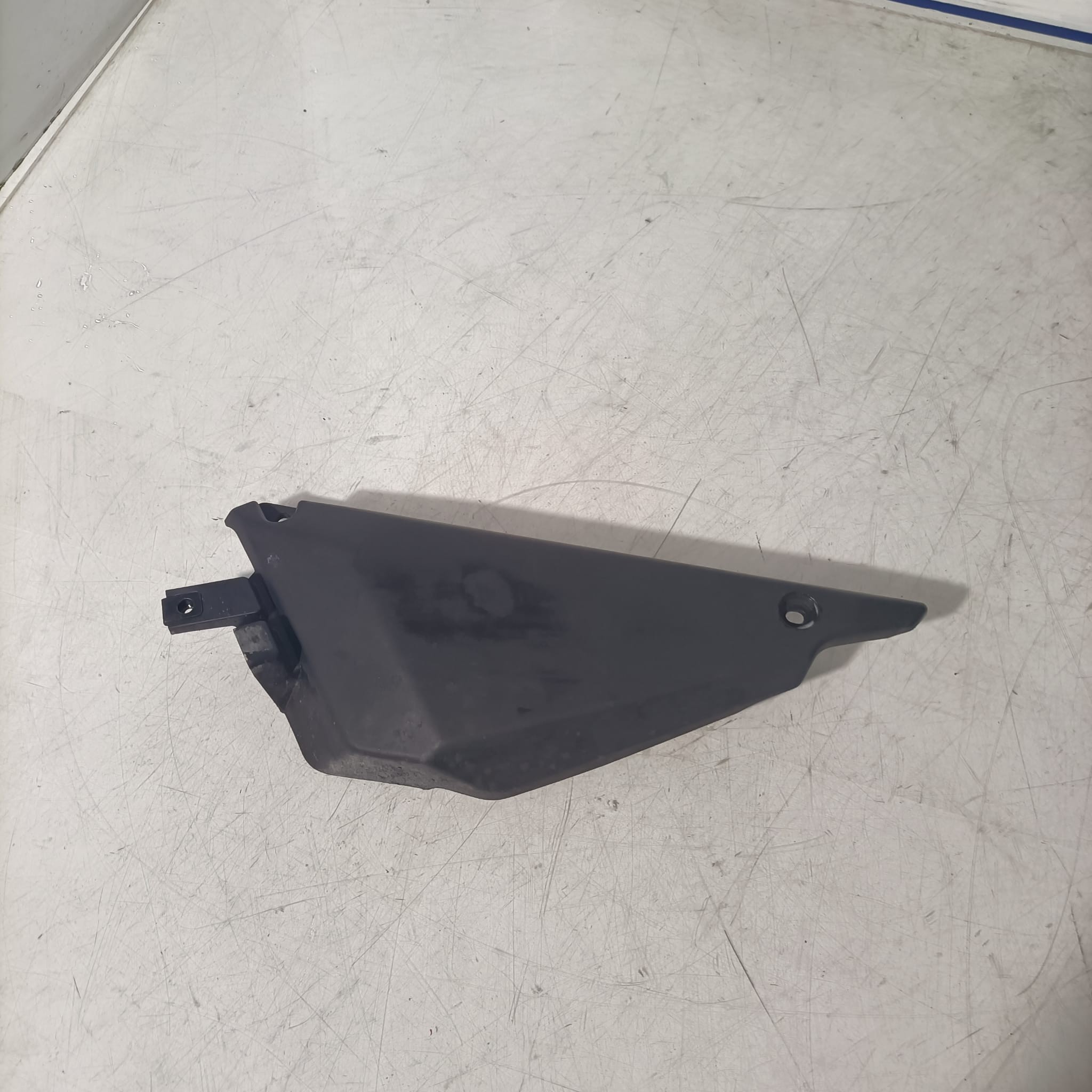 Tapa bajo asiento lado izquierdo Kawasaki Z650 2022