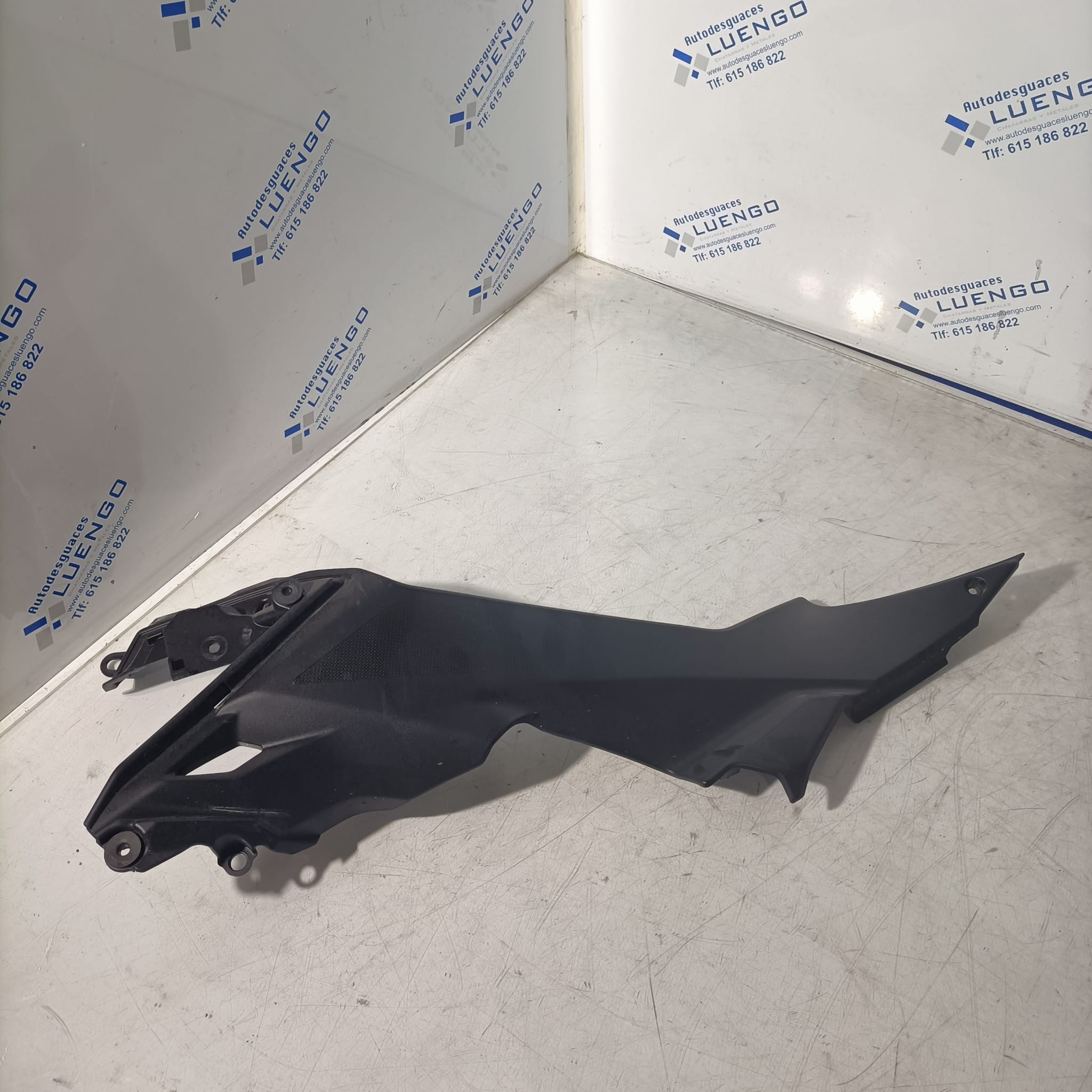 Tapa bajo depósito lado izquierdo Kawasaki Z650 2022