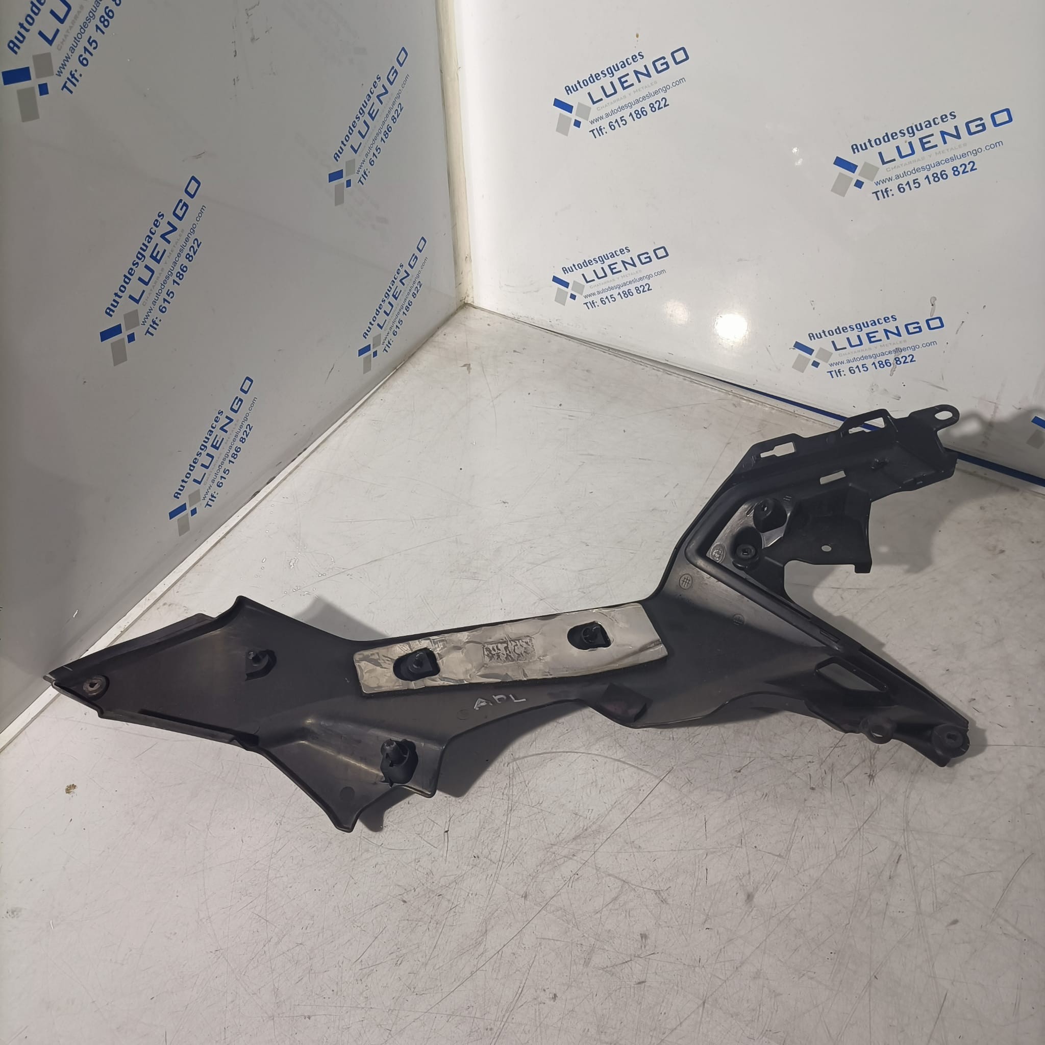 Tapa bajo depósito lado izquierdo Kawasaki Z650 2022