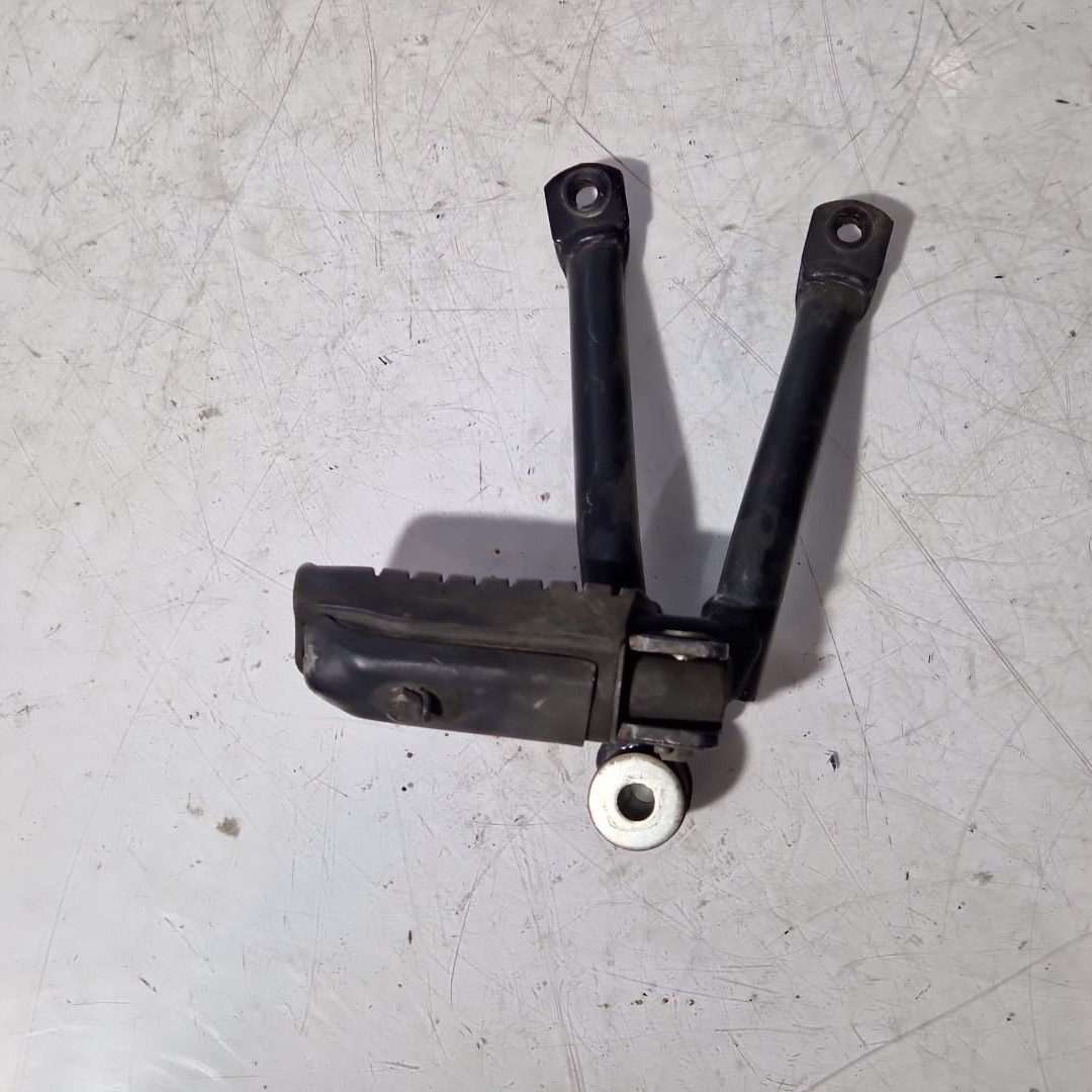 Estribera pasajero lado derecho Honda CBF 125 2008