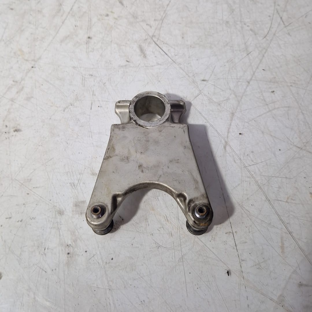 Soporte pinza freno trasero Yamaha R1 2002