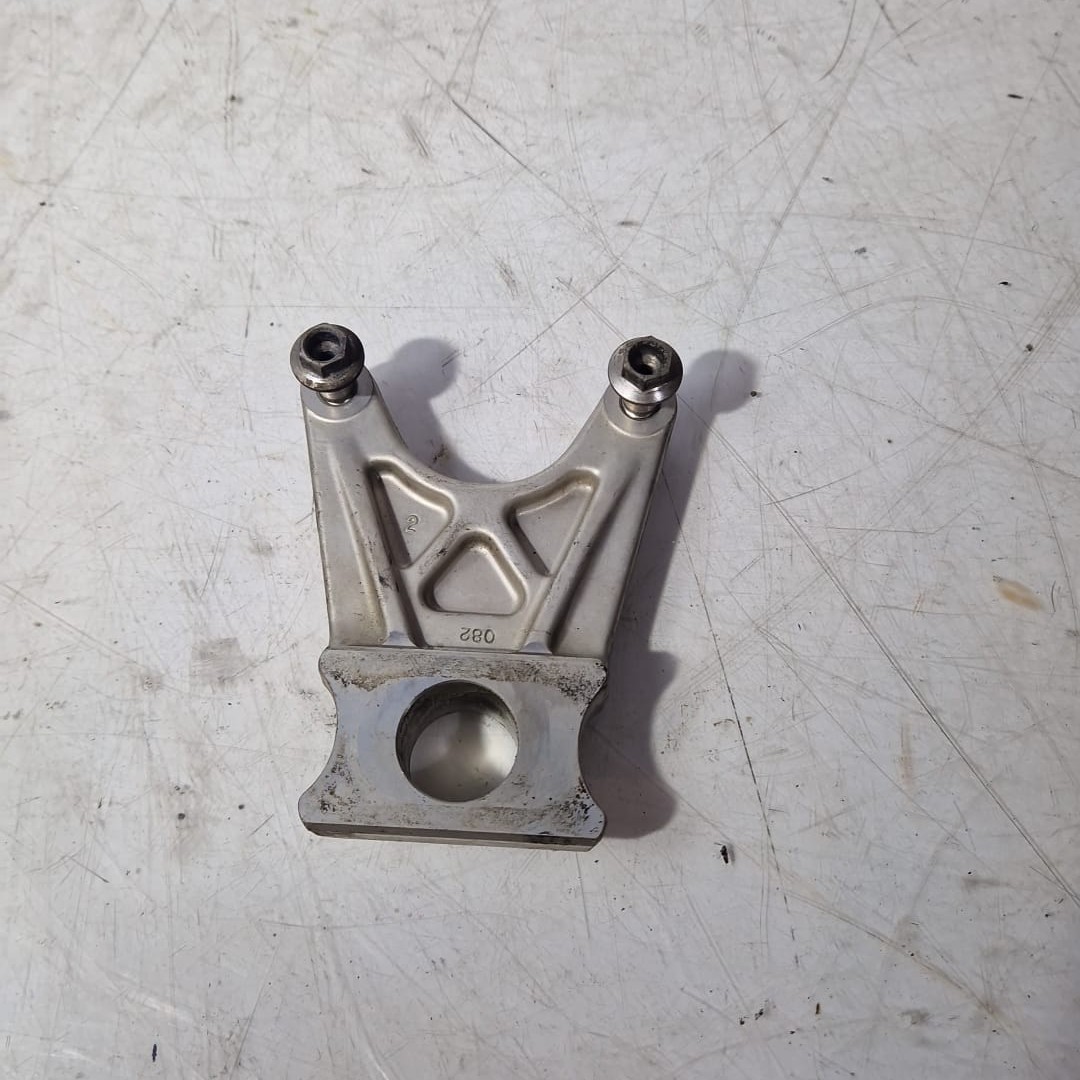 Soporte pinza freno trasero Yamaha R1 2002