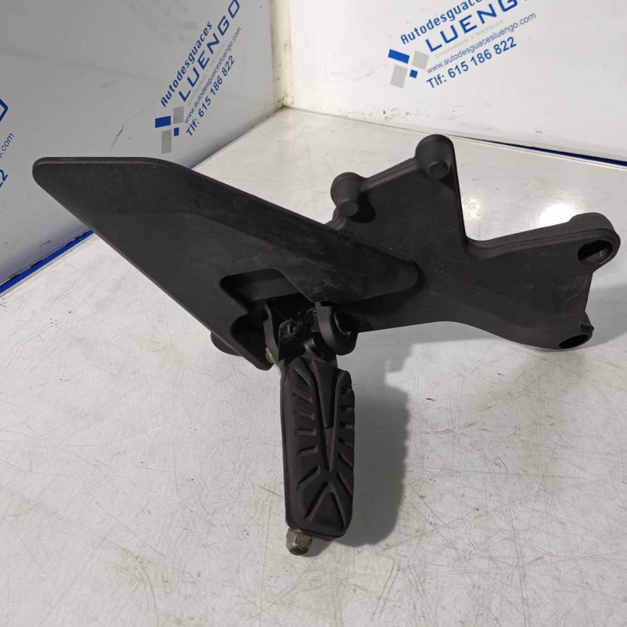 Estribera derecha con soporte Husqvarna Svartpilen 125 2024