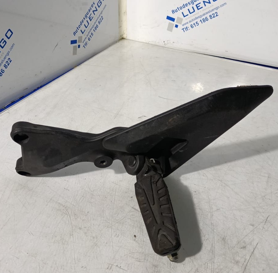 Estribera izquierda con soporte Husqvarna Svartpilen 125 2024