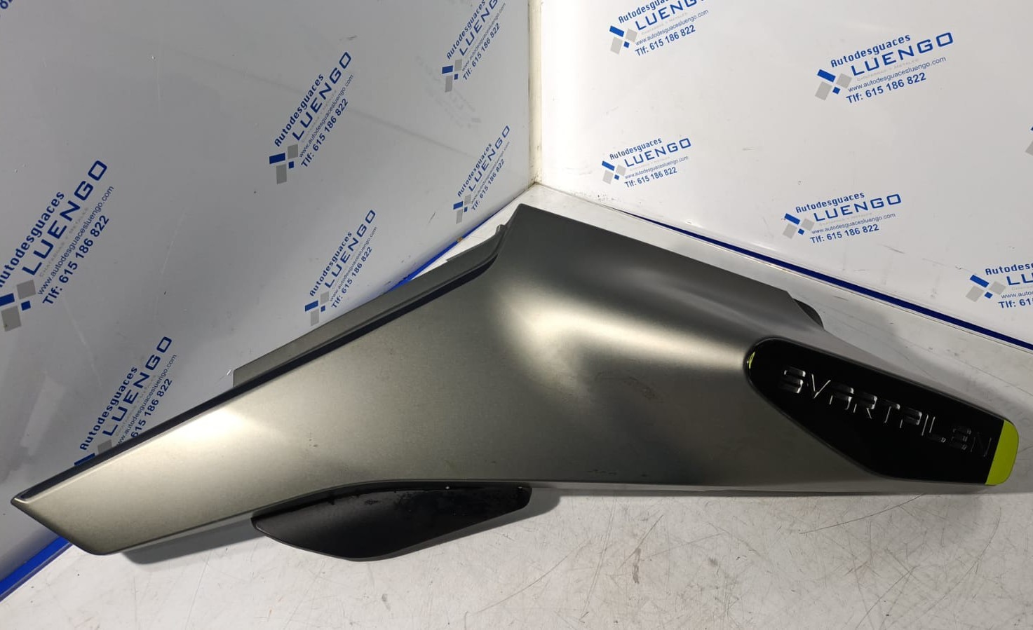 Lado derecho depósito Husqvarna Svartpilen 125 2024