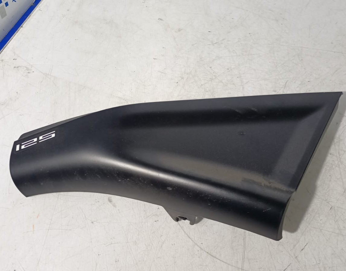 Tapa bajo asiento lado derecho Husqvarna Svartpilen 125 2024