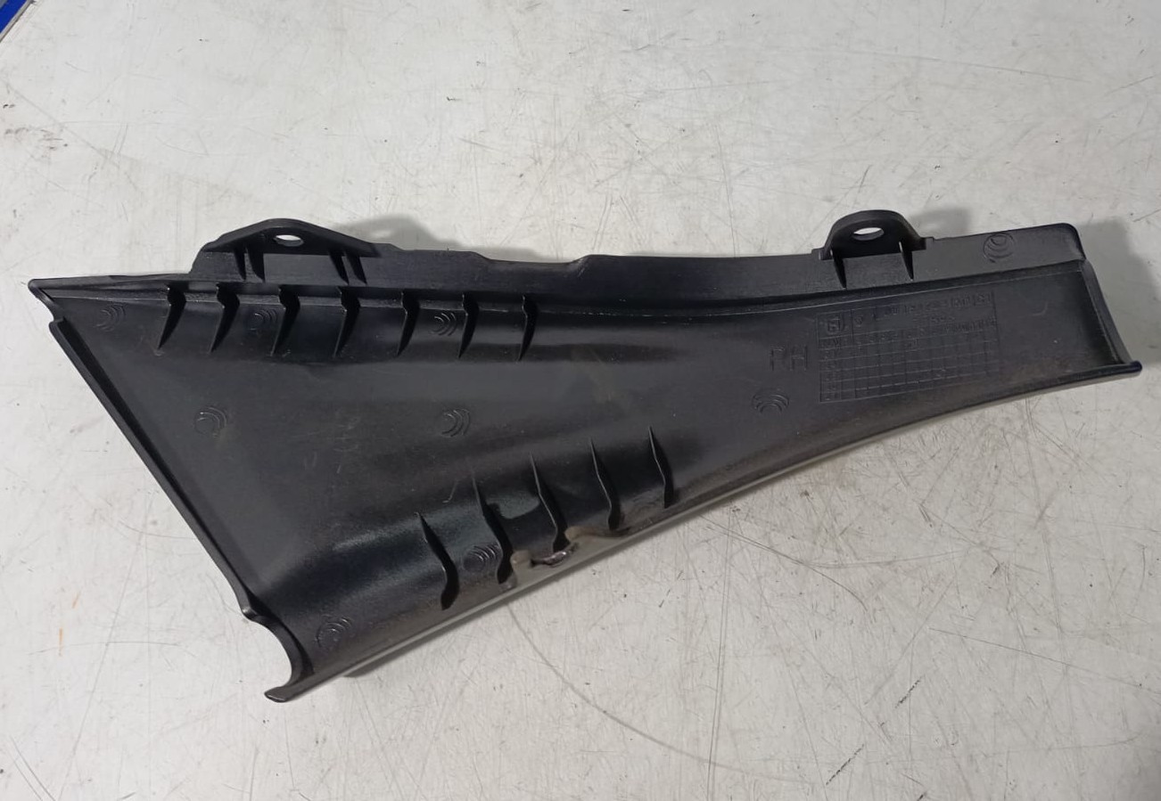 Tapa bajo asiento lado derecho Husqvarna Svartpilen 125 2024