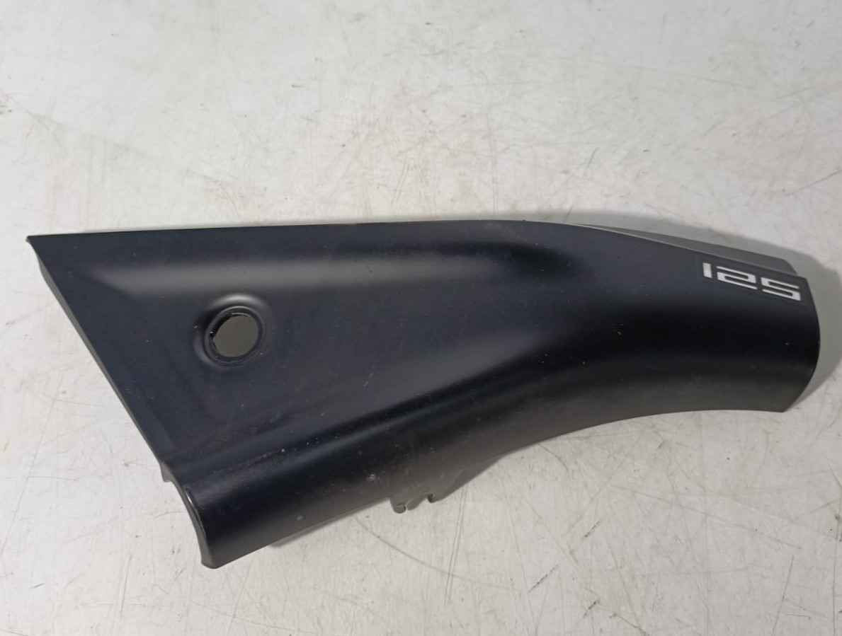Tapa bajo asiento lado izquierdo Husqvarna Svartpilen 125 2024
