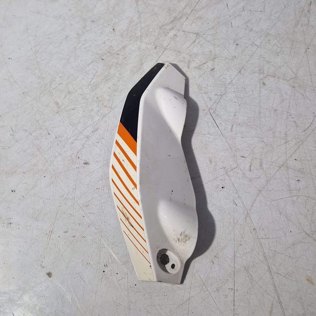 Lateral derecho faro KTM 390 Duke 2014