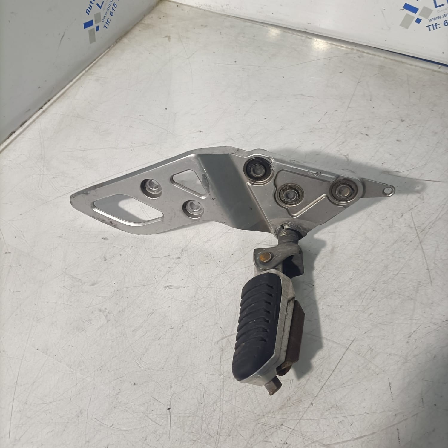 Soporte y estribera lado derecho Suzuki GSX 650 F 2008